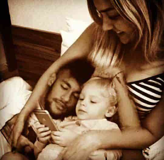 Neymar-Jr.-Girlfriend-Carolina-Dantas-Child