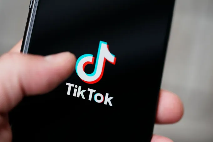 Falling In Love TikTok  Viral Song Lyrics? Every thing About The The Viral Trending Music On The Web