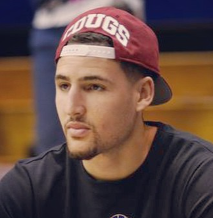 Klay Thompson betritt zum ersten Mal als Dallas Maverick das Spielfeld und macht Filmwerbung