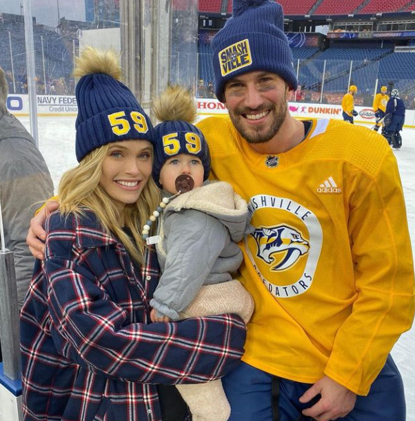 Roman Josi und seine Frau Ellie Ottaway freuen sich über eine Überraschung bei Taylor Swifts „The Eras Tour“